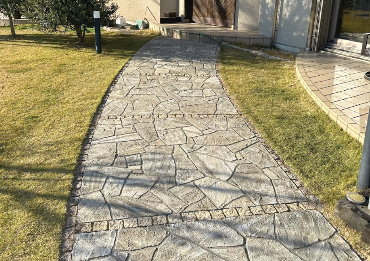 コンクリート洗い出しにローラーストーンを施工した後
