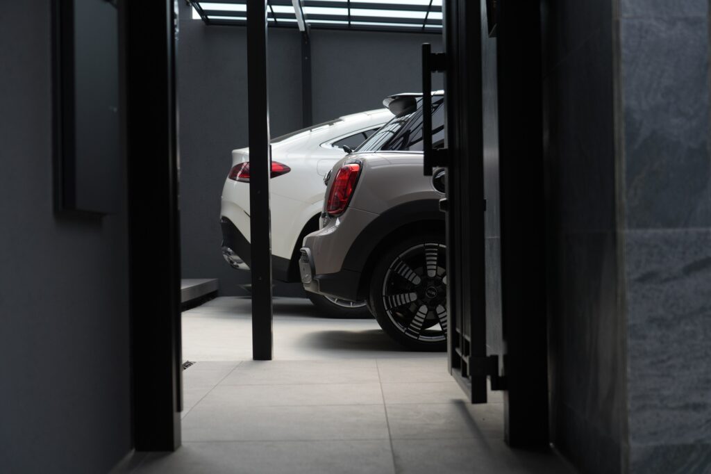 グランドアートウォールシャッターガレージとフルクローズ外構 イメージ24