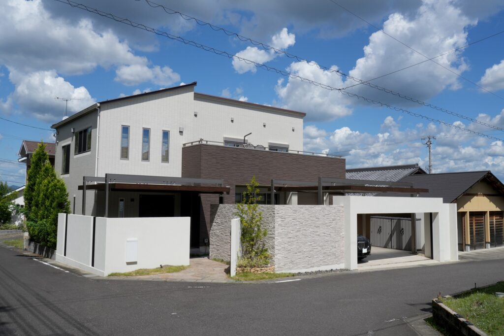 グランドアートウォールのシャッターガレージと塀でリガーデン イメージ1