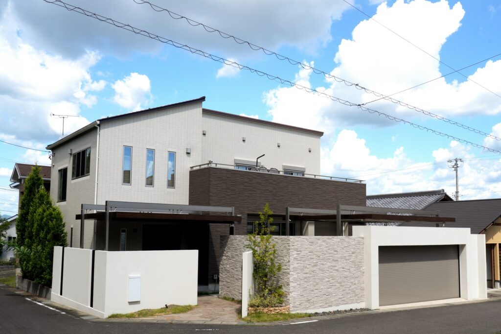 グランドアートウォールのシャッターガレージと塀でリガーデン イメージ2