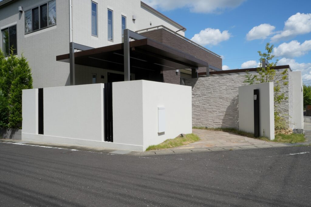 グランドアートウォールのシャッターガレージと塀でリガーデン イメージ10