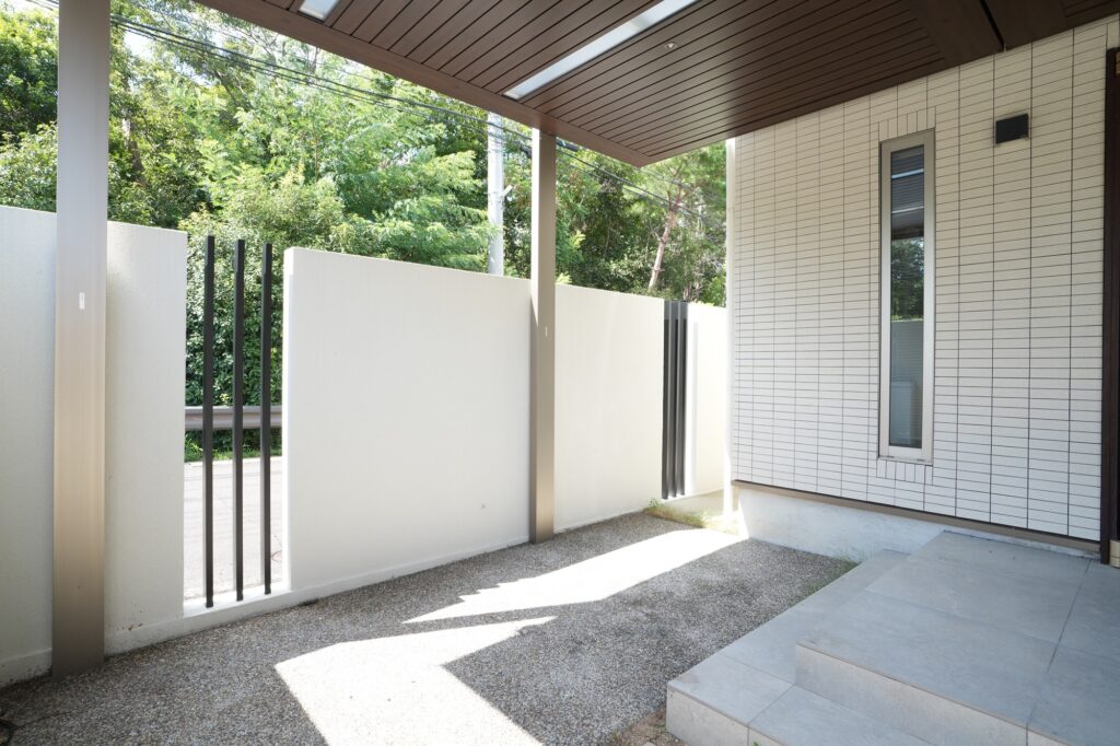 グランドアートウォールのシャッターガレージと塀でリガーデン イメージ13