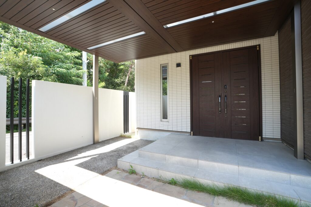 グランドアートウォールのシャッターガレージと塀でリガーデン イメージ14