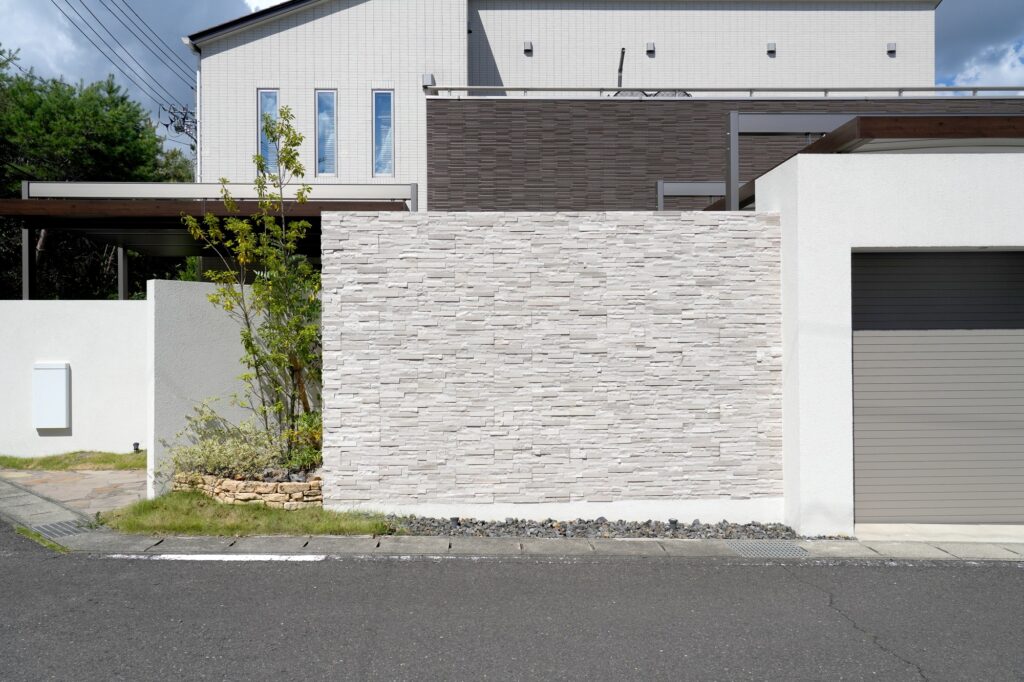 グランドアートウォールのシャッターガレージと塀でリガーデン イメージ16