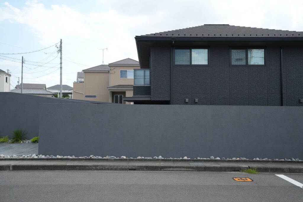 グランドアートウォールのシャッターガレージとフルクローズ外構 イメージ8