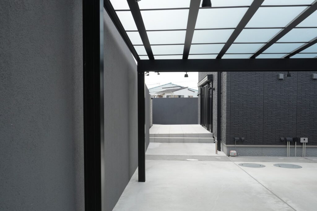 グランドアートウォールのシャッターガレージとフルクローズ外構 イメージ12