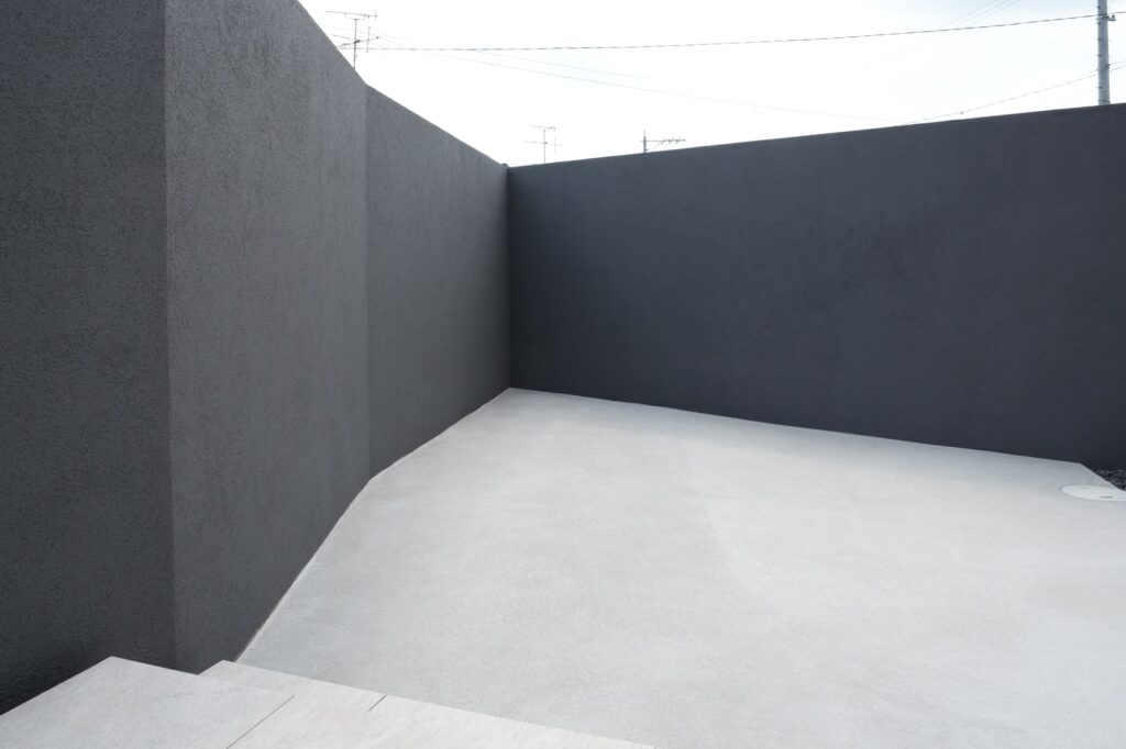 グランドアートウォールのシャッターガレージとフルクローズ外構 イメージ15