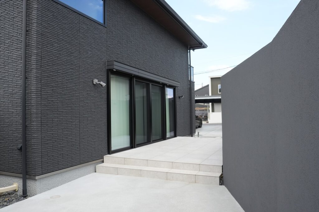 グランドアートウォールのシャッターガレージとフルクローズ外構 イメージ16