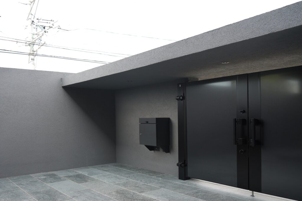 グランドアートウォールのシャッターガレージとフルクローズ外構 イメージ23