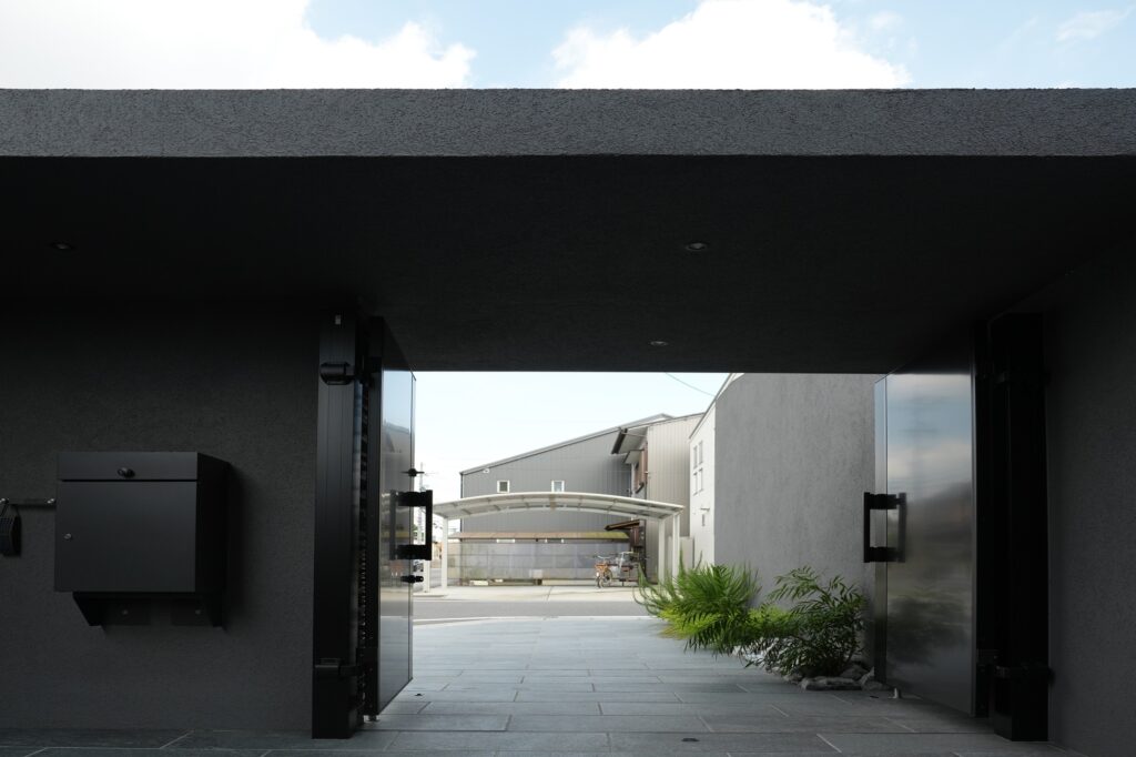 グランドアートウォールのシャッターガレージとフルクローズ外構 イメージ25