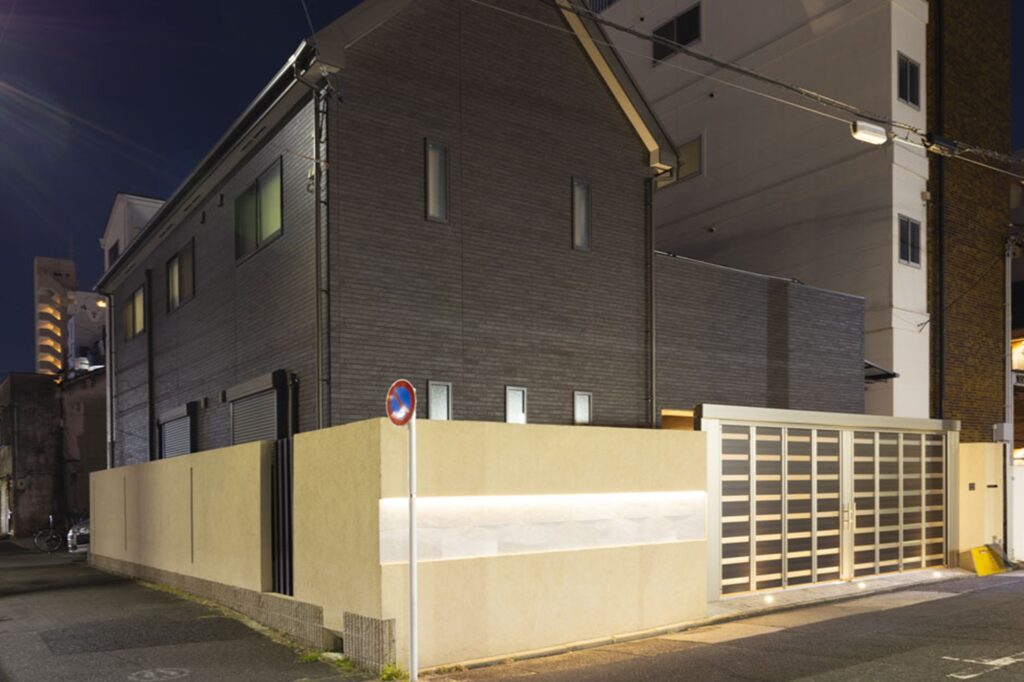 グランドアートウォールにLEDラインライトで魅せる外構 イメージ2