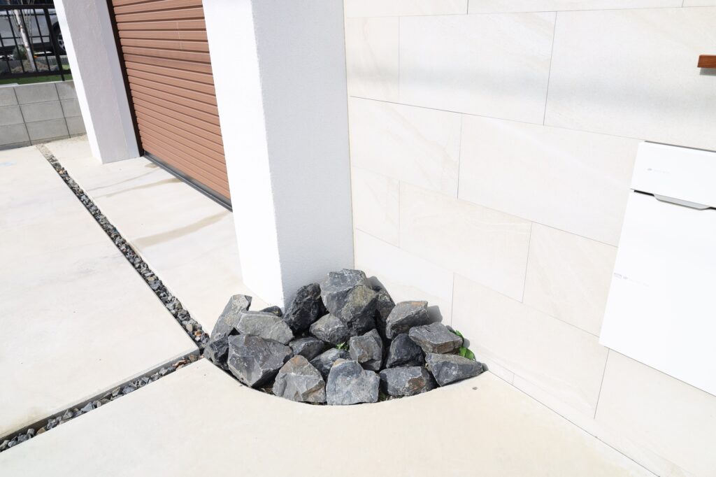 グランドアートウォールのシャッターゲートとテラスの外構 イメージ9