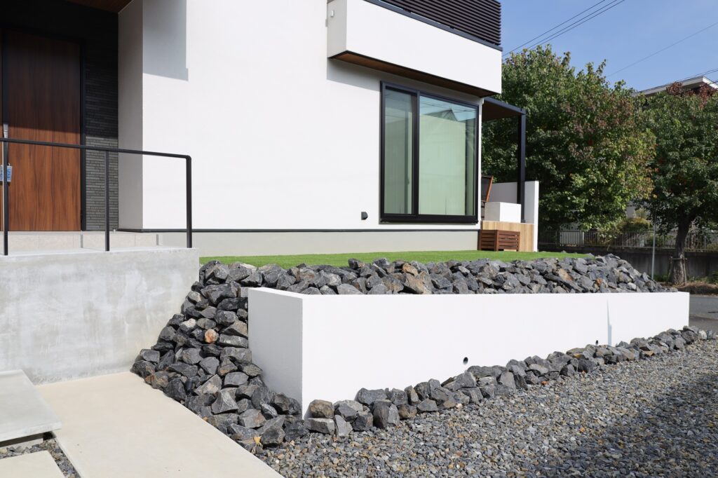 グランドアートウォールのシャッターゲートとテラスの外構 イメージ11