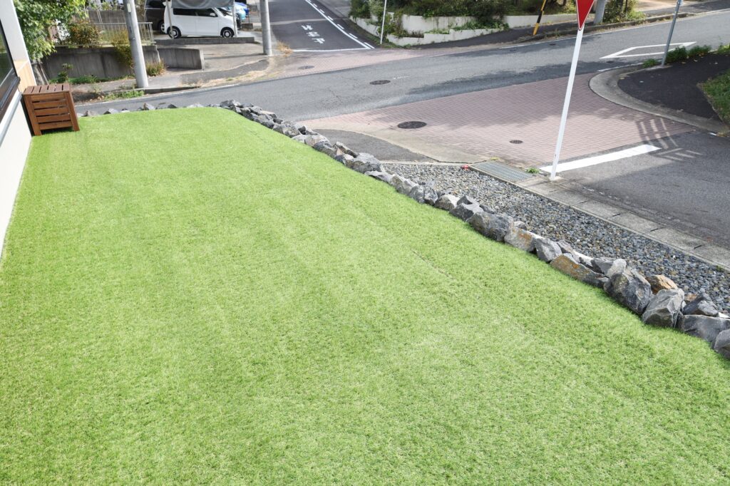 グランドアートウォールのシャッターゲートとテラスの外構 イメージ13