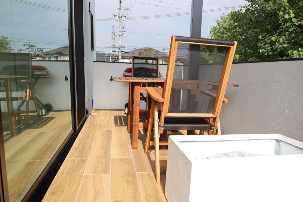 グランドアートウォールのシャッターゲートとテラスの外構 イメージ15