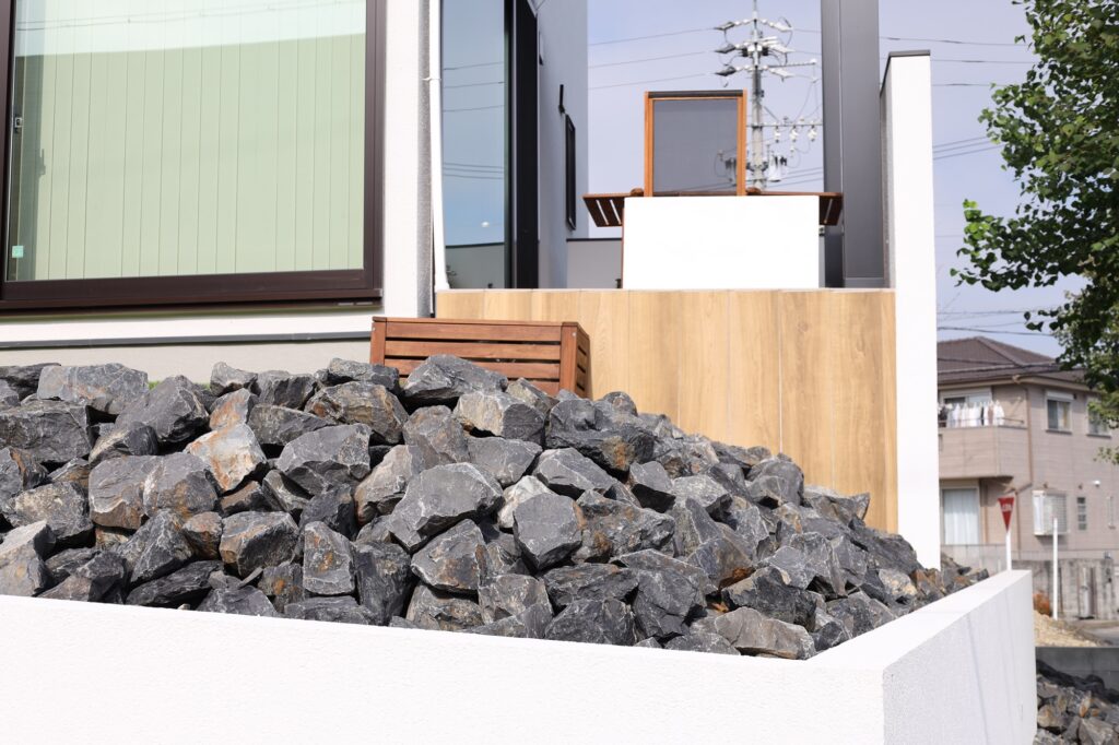 グランドアートウォールのシャッターゲートとテラスの外構 イメージ14