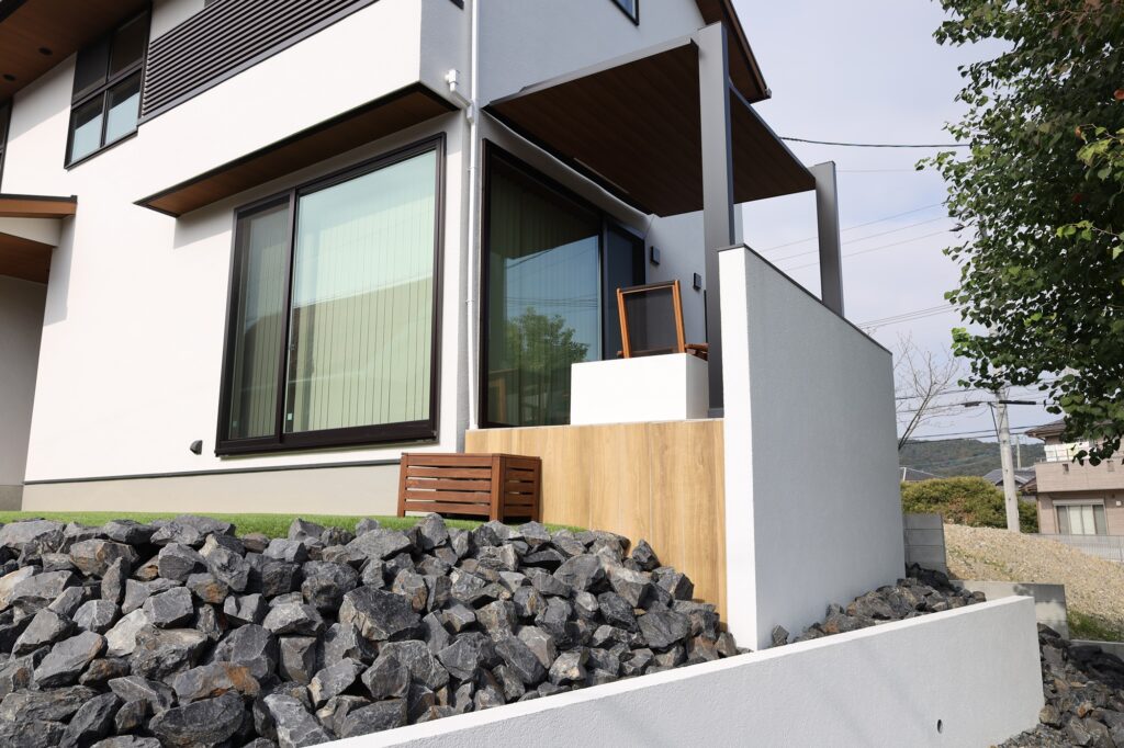 グランドアートウォールのシャッターゲートとテラスの外構 イメージ17