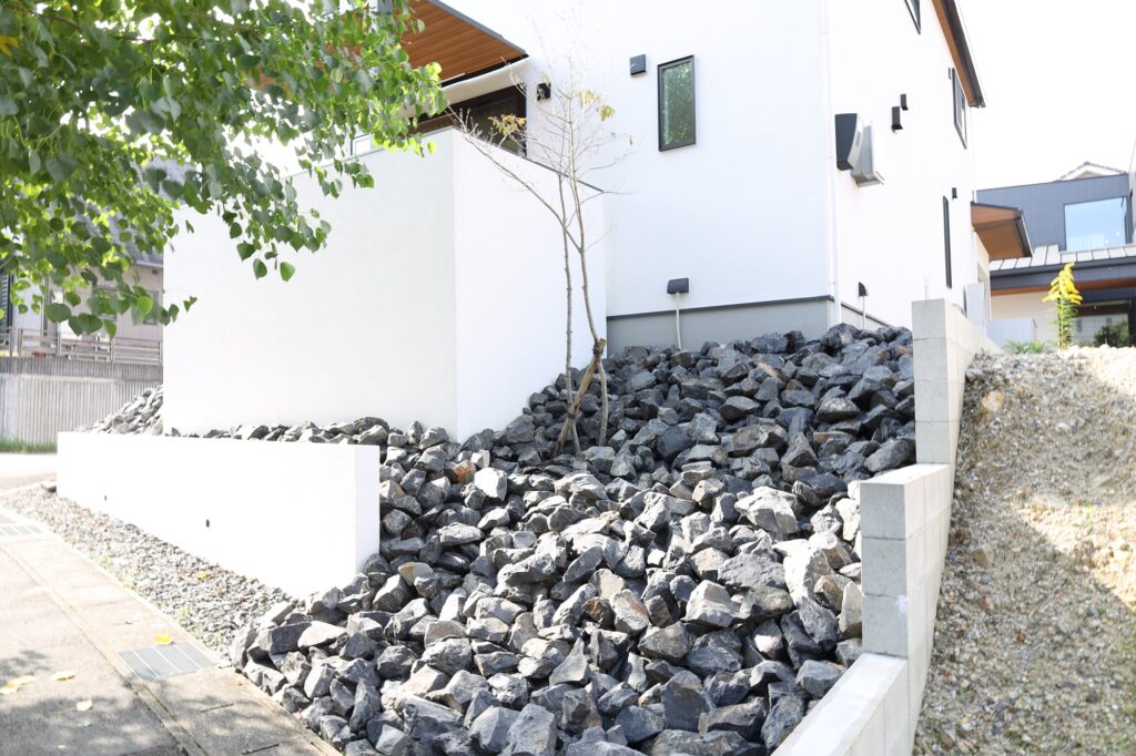 グランドアートウォールのシャッターゲートとテラスの外構 イメージ18