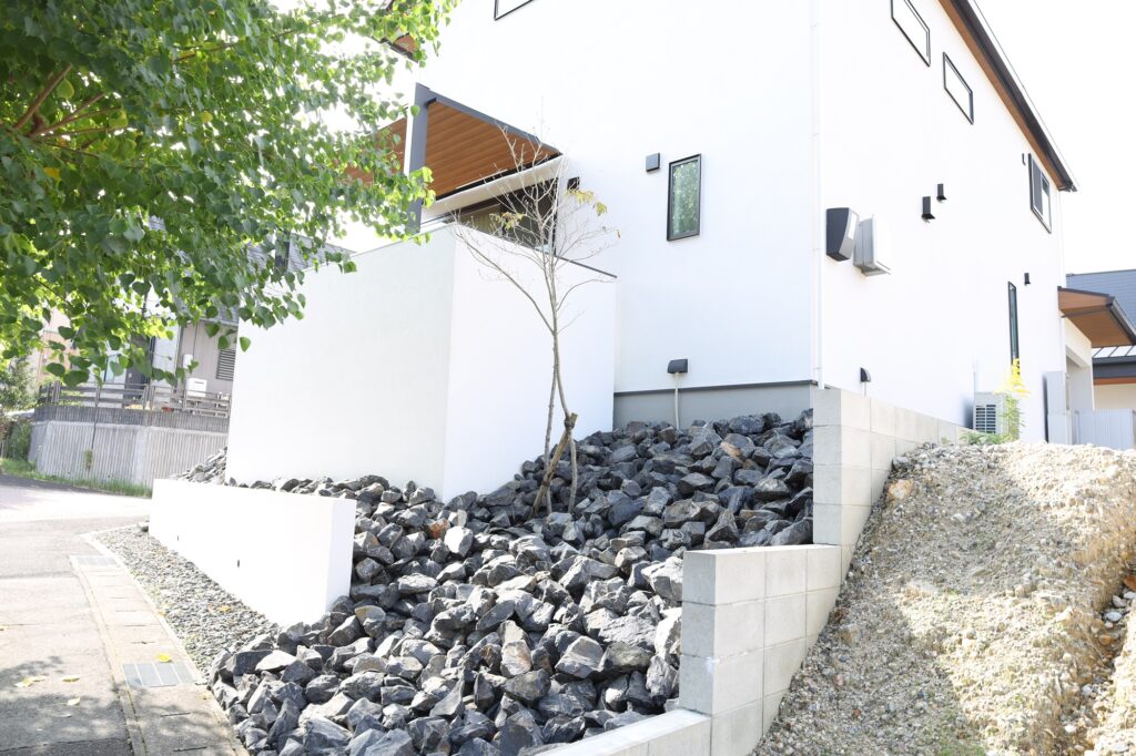 グランドアートウォールのシャッターゲートとテラスの外構 イメージ19