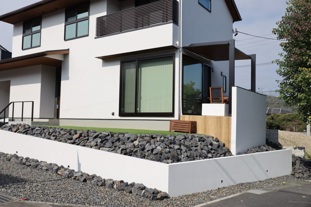 グランドアートウォールのシャッターゲートとテラスの外構 イメージ21