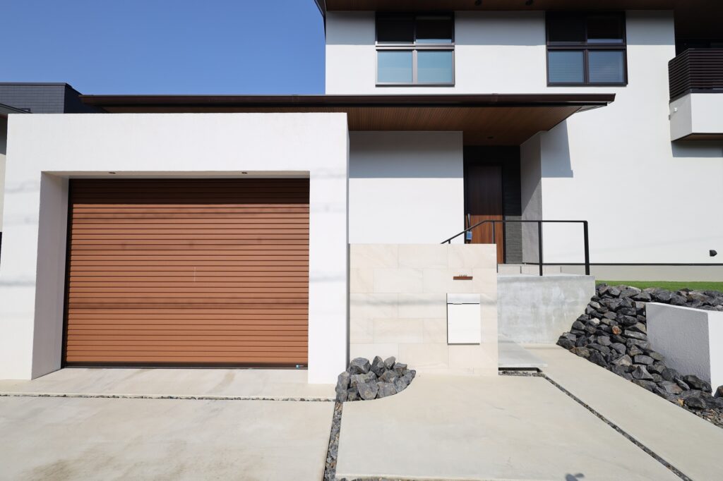 グランドアートウォールのシャッターゲートとテラスの外構 イメージ3