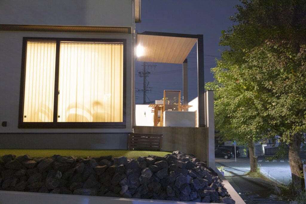 グランドアートウォールのシャッターゲートとテラスの外構 イメージ29