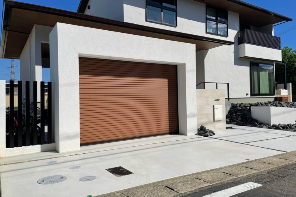 グランドアートウォールのシャッターゲートとテラスの外構 イメージ5