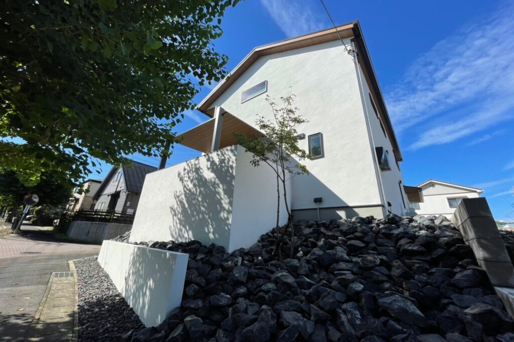 グランドアートウォールのシャッターゲートとテラスの外構 イメージ8