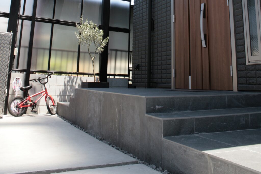 RC擁壁打ちっぱなし仕上げ グランドアートウォール シャッターガレージ イメージ7