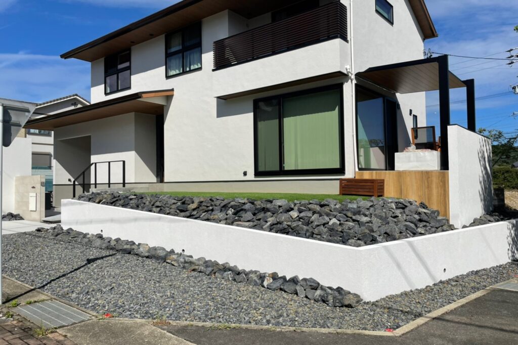 グランドアートウォールのシャッターゲートとテラスの外構 イメージ2