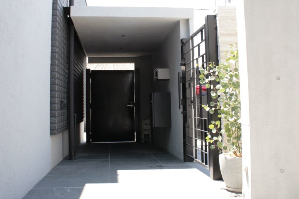 RC擁壁打ちっぱなし仕上げ グランドアートウォール シャッターガレージ イメージ10