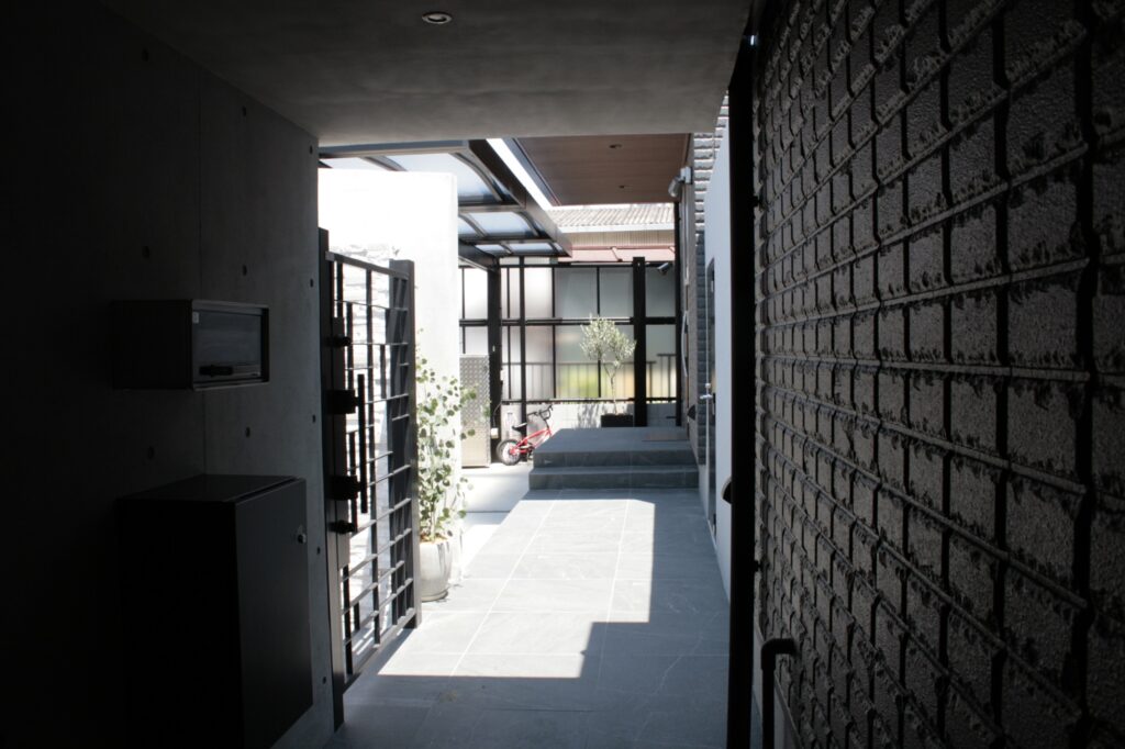 RC擁壁打ちっぱなし仕上げ グランドアートウォール シャッターガレージ イメージ11