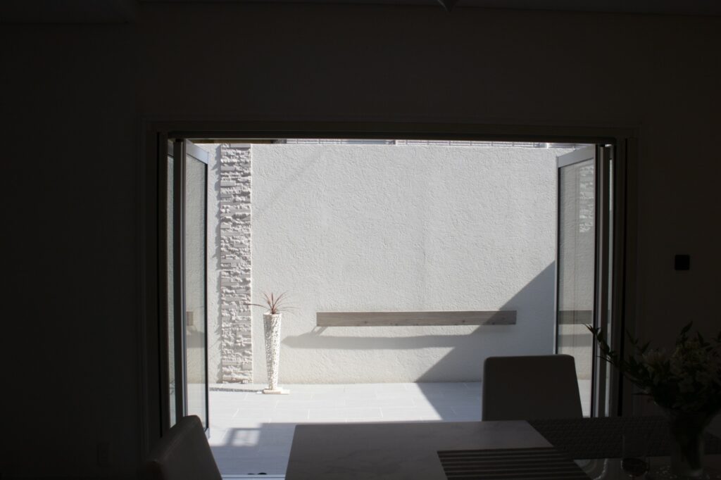 グランドアートウォールでフルクローズ外構のテラス イメージ6