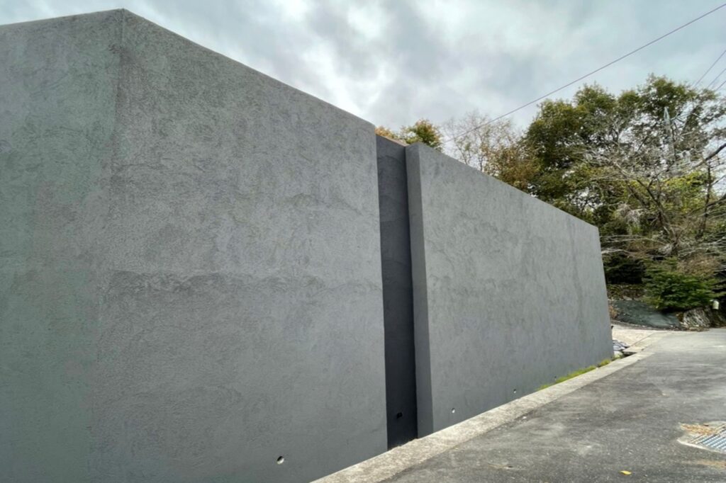 グランドアートウォールで囲まれたセミクローズ外構 イメージ14