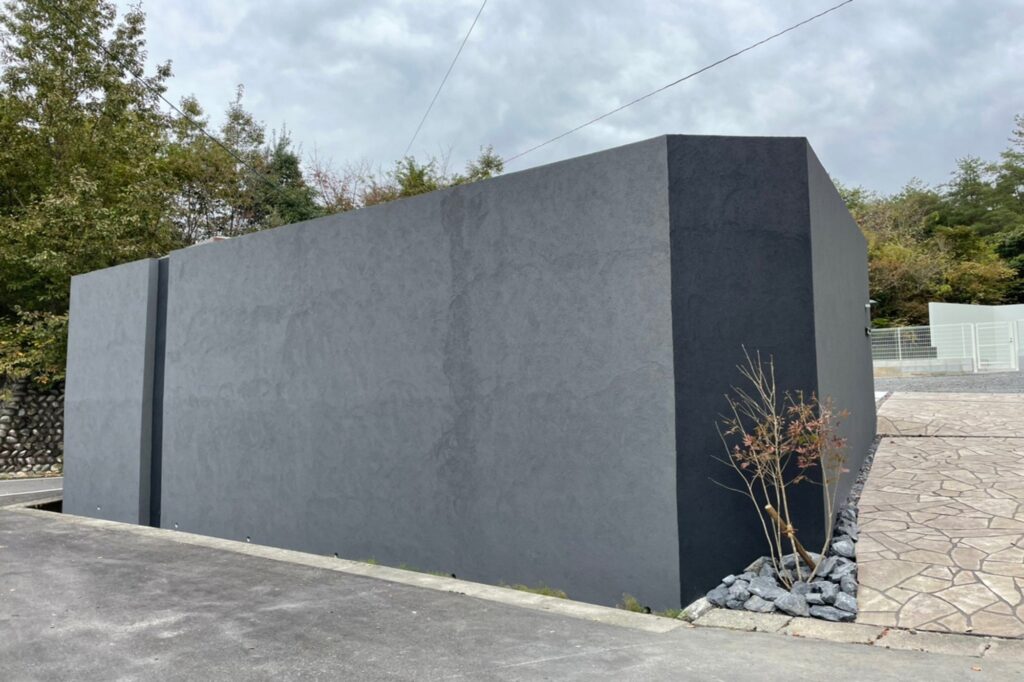 グランドアートウォールで囲まれたセミクローズ外構 イメージ3