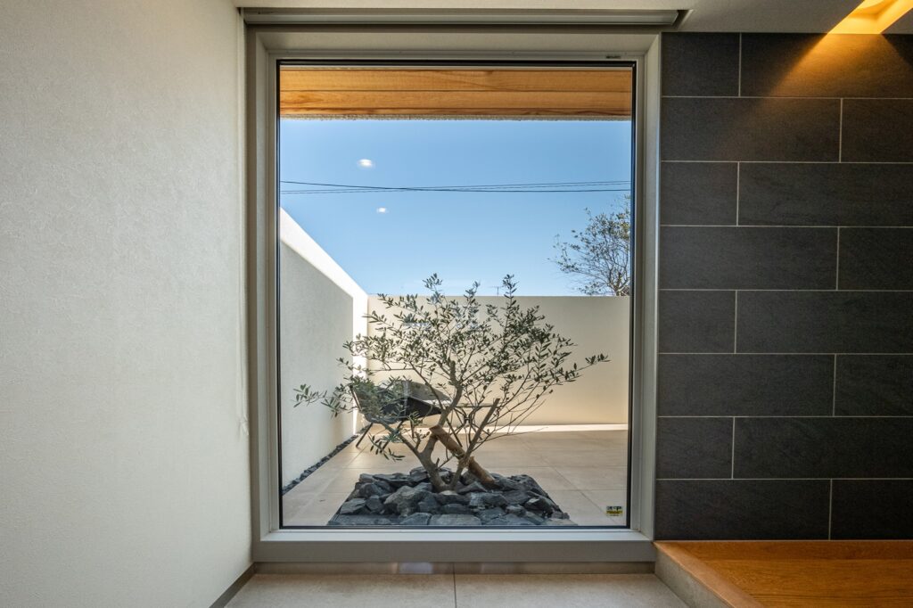 建物外観に調和するグランドアートウォールの外構 イメージ3