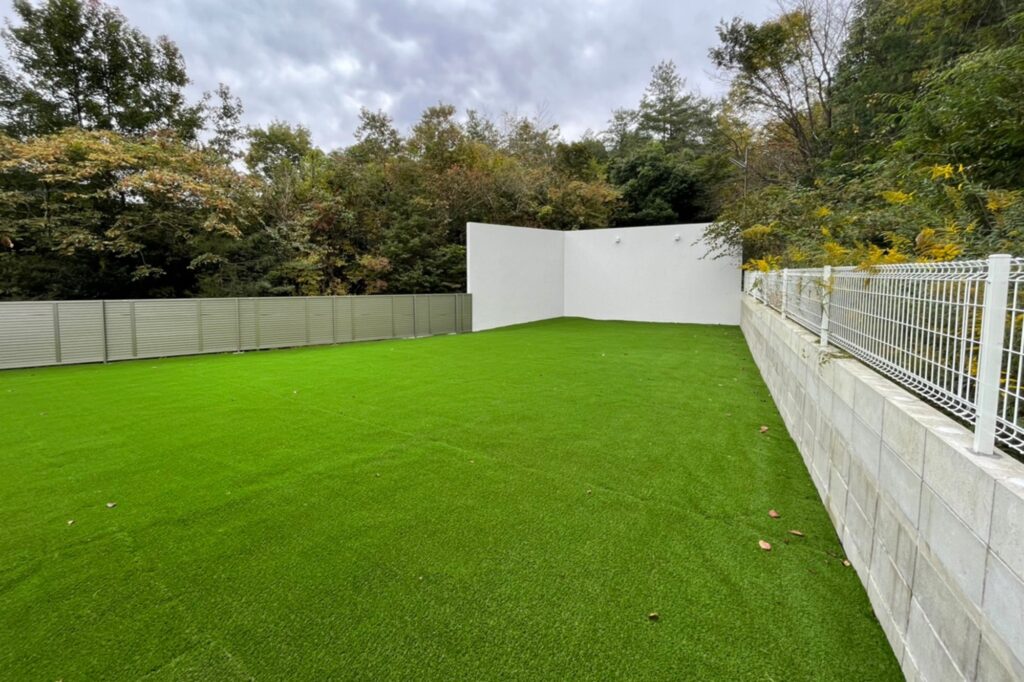 グランドアートウォールで囲まれたセミクローズ外構 イメージ17