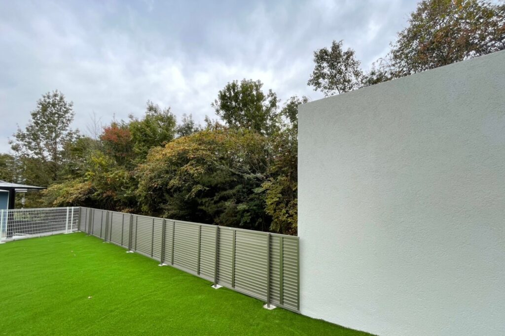 グランドアートウォールで囲まれたセミクローズ外構 イメージ21