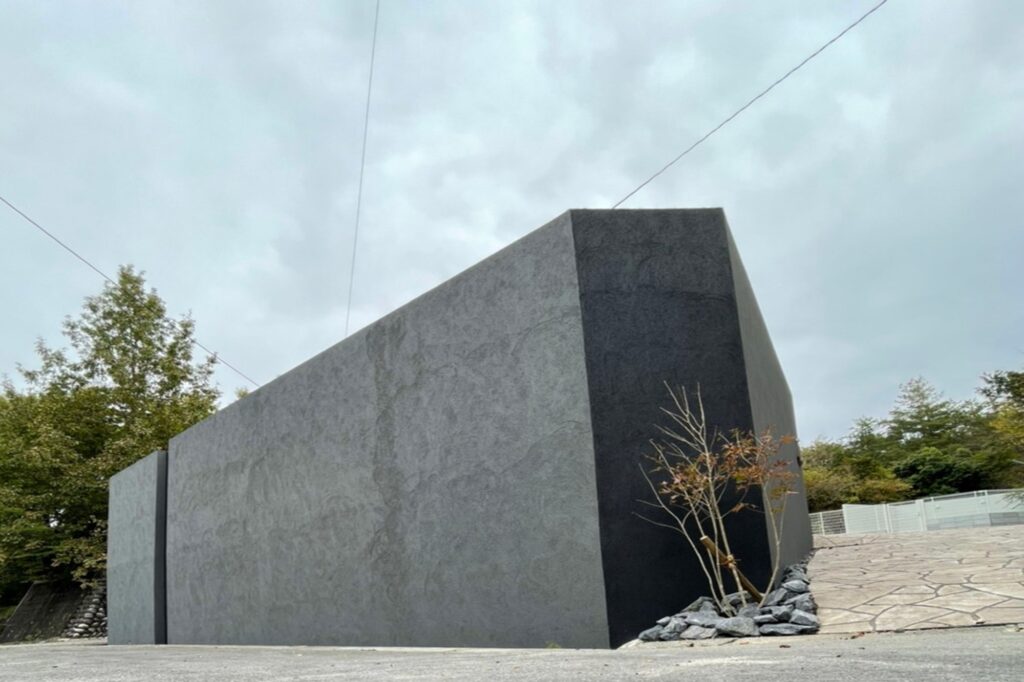 グランドアートウォールで囲まれたセミクローズ外構 イメージ7