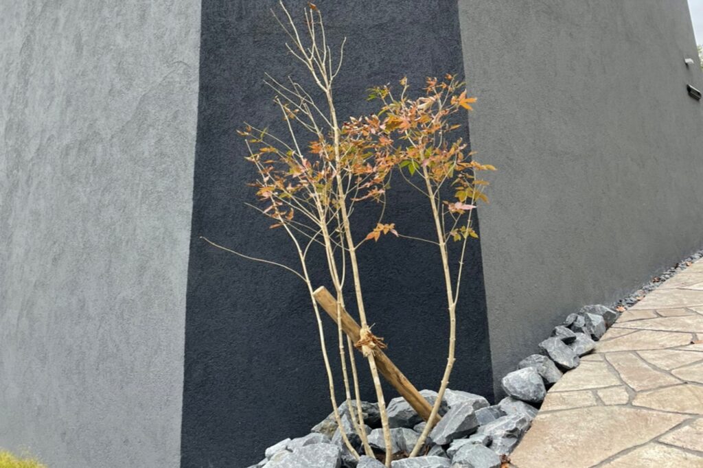 グランドアートウォールで囲まれたセミクローズ外構 イメージ12