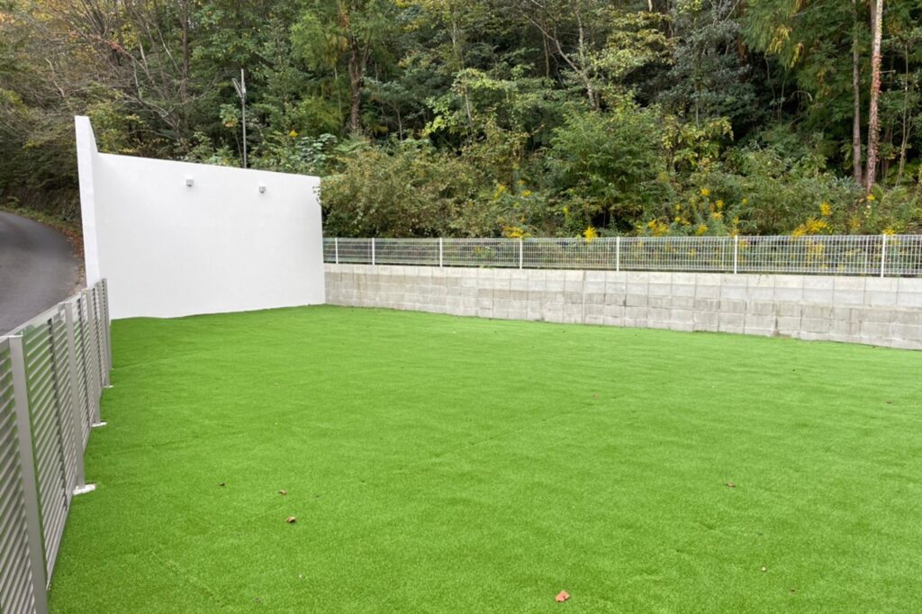 グランドアートウォールで囲まれたセミクローズ外構 イメージ19