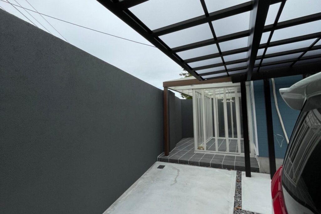 グランドアートウォールで囲まれたセミクローズ外構 イメージ6