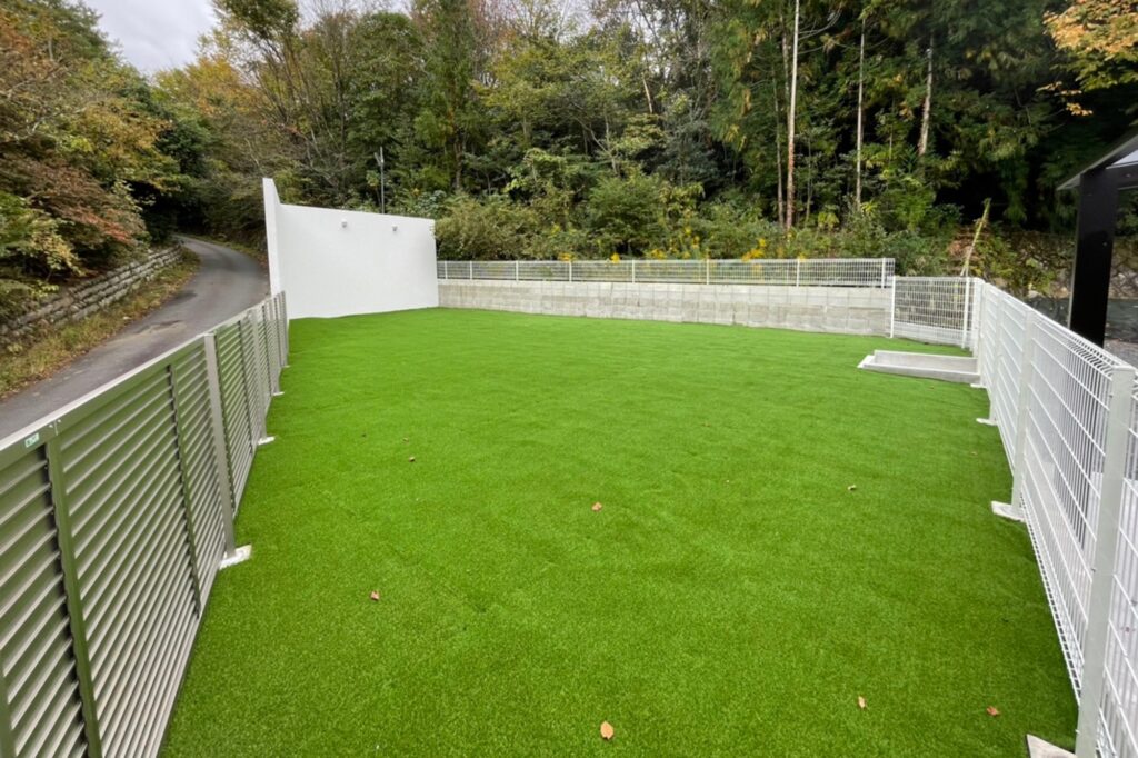 グランドアートウォールで囲まれたセミクローズ外構 イメージ16