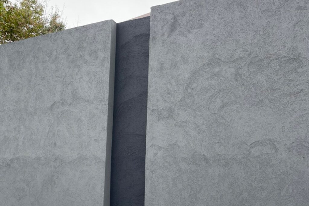 グランドアートウォールで囲まれたセミクローズ外構 イメージ9