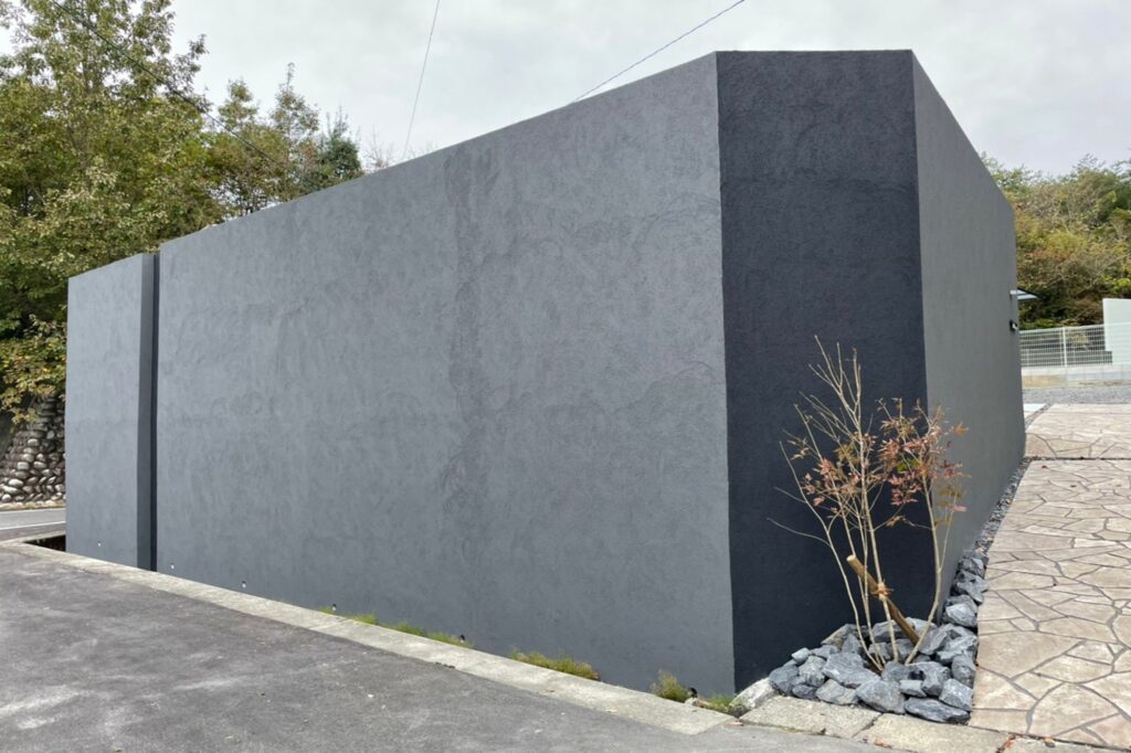 グランドアートウォールで囲まれたセミクローズ外構 イメージ4