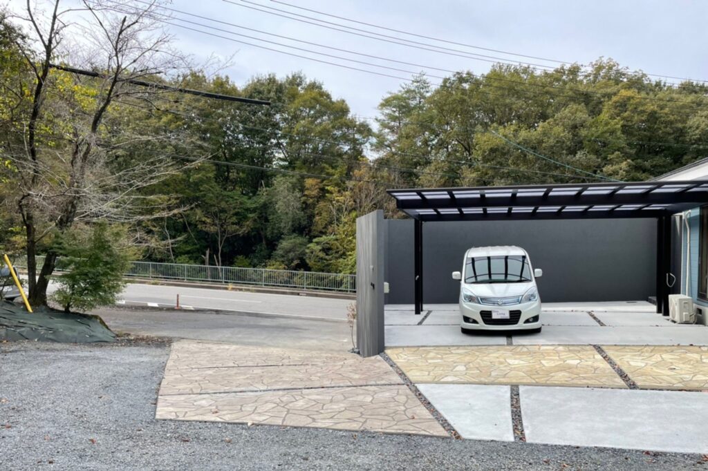 グランドアートウォールで囲まれたセミクローズ外構 イメージ25