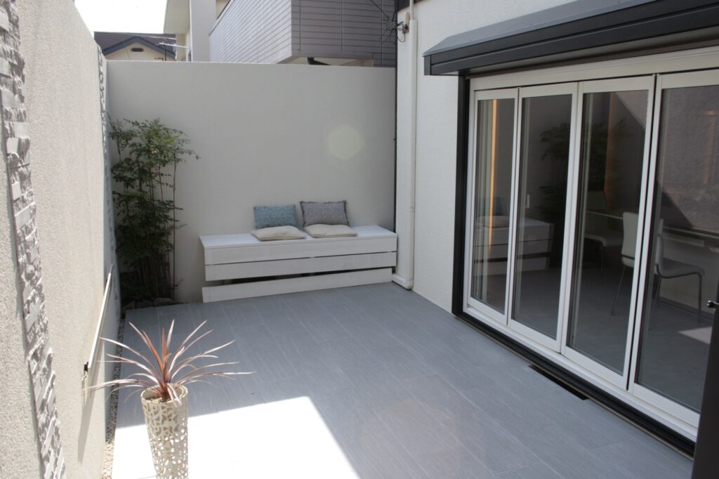 グランドアートウォールでフルクローズ外構のテラス イメージ4