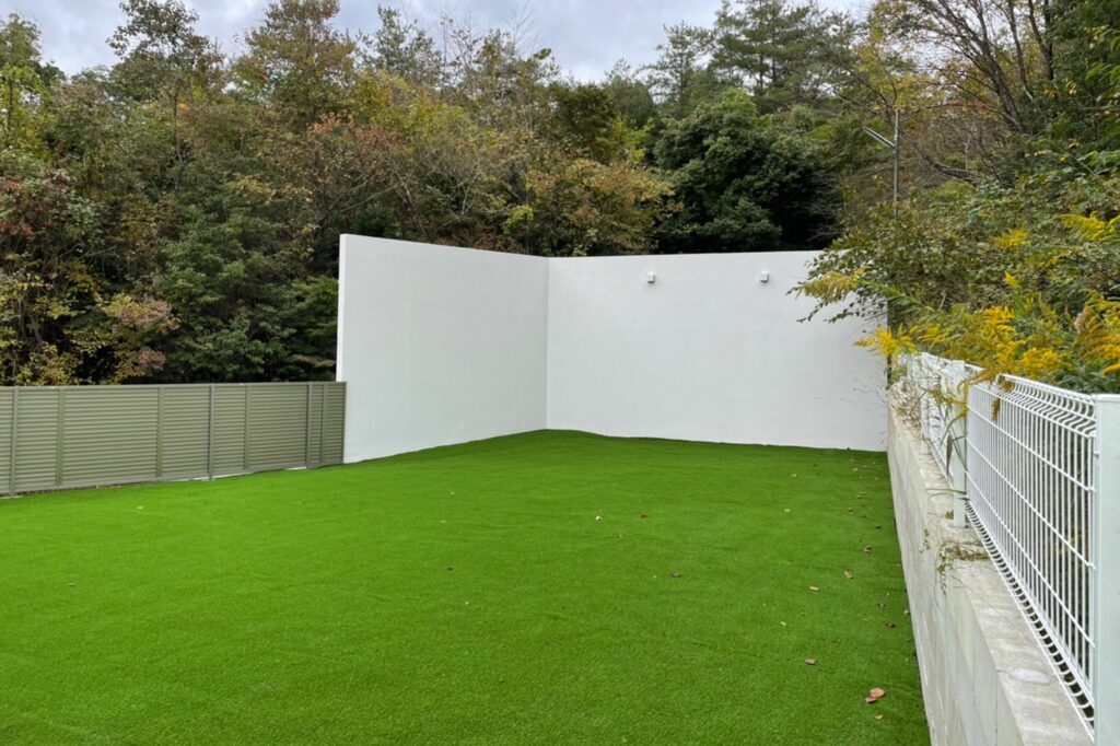 グランドアートウォールで囲まれたセミクローズ外構 イメージ18