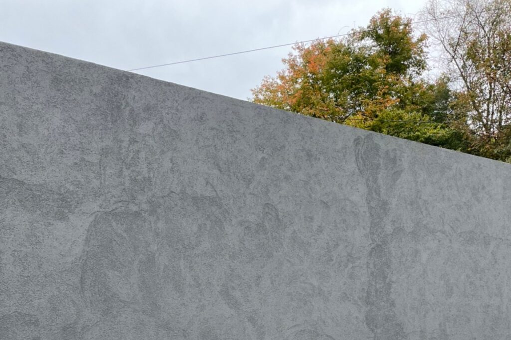 グランドアートウォールで囲まれたセミクローズ外構 イメージ10