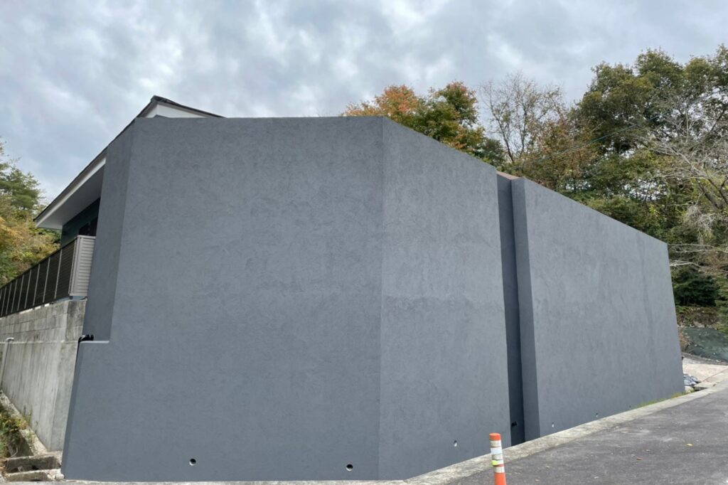 グランドアートウォールで囲まれたセミクローズ外構 イメージ15